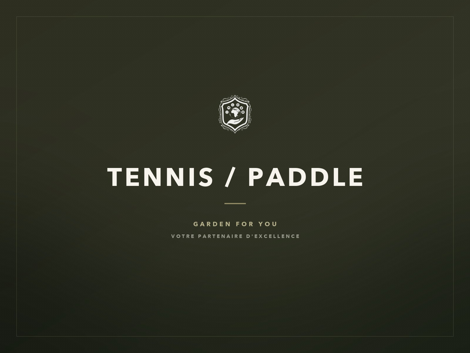 Court de padel vitré et court de tennis intégrés dans un parc paysager
